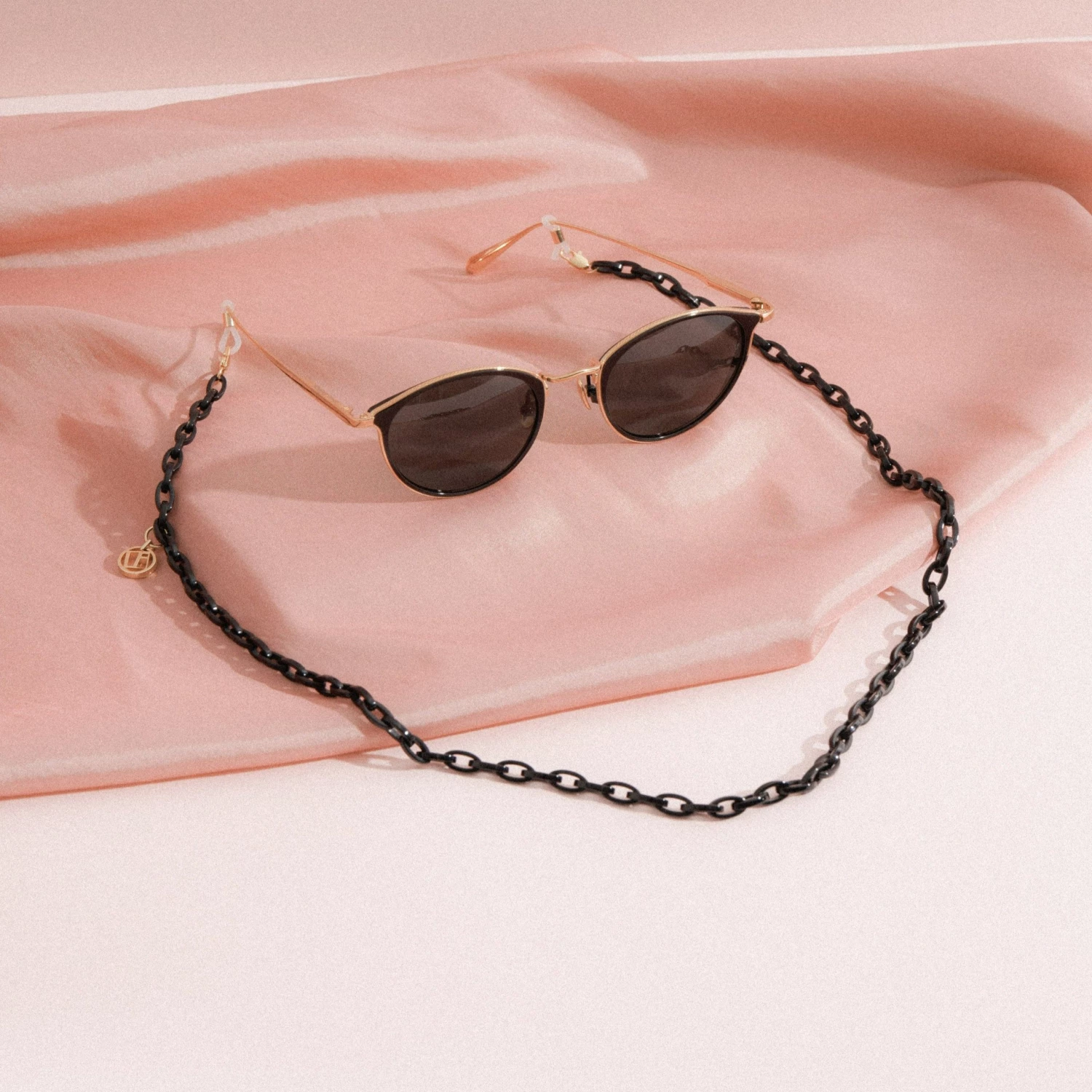 LINDA FARROW (U.K.) The LINDA FARROW Spring/Summer '22 Collection Black Small Square Acetate Chain 2 LINDA FARROW (U.K.) The LINDA FARROW Spring/Summer '22 Collection Black Small Square Acetate Chain