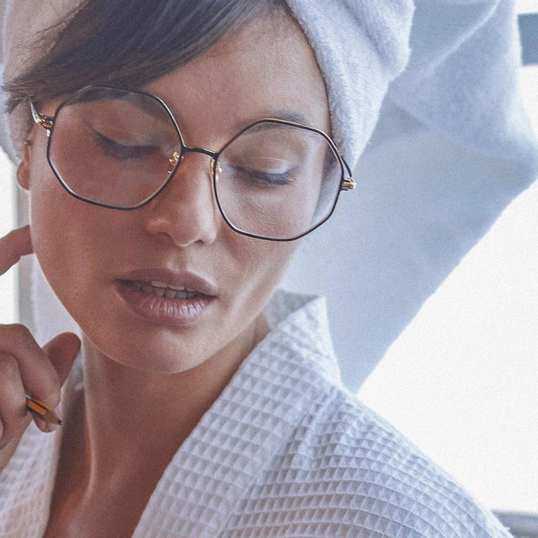 LINDA FARROW (U.K.) Leif Oversized Optical Frame In Yellow Gold And Black 2 LINDA FARROW (U.K.) Leif Oversized Optical Frame In Yellow Gold And Black