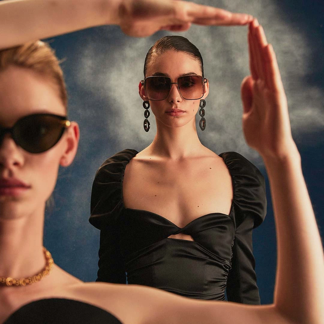 LINDA FARROW (U.K.) Andoa Squared Sunglasses In Black 1 LINDA FARROW (U.K.) Andoa Squared Sunglasses In Black